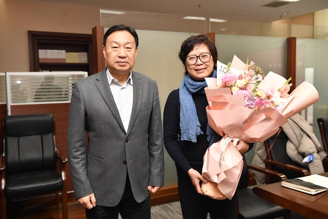 四川省人民政府参事室主任崔志伟看望慰问童玲教授